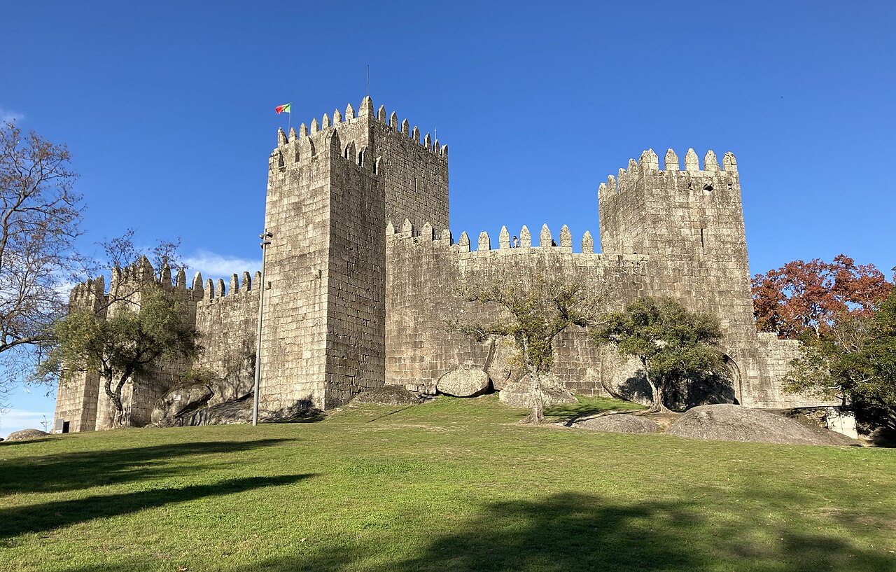Torres e muralhas do Castelo de Guimarães, em Portugal.
