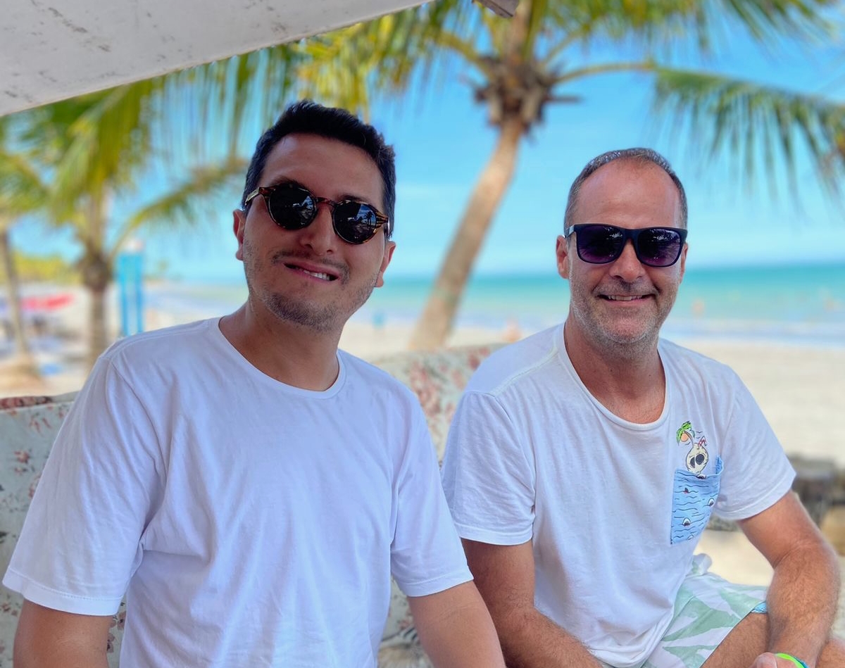Creators do Esse Mundo É Nosso à beira da praia