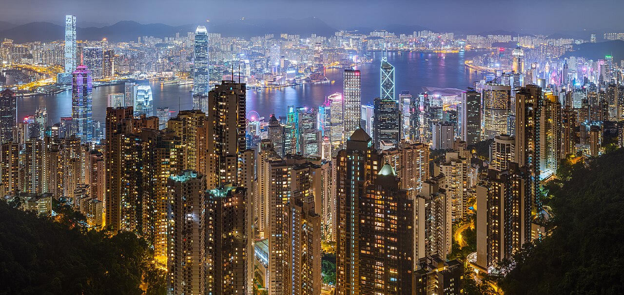 Vista noturna de Hong Kong e Victoria Harbour.