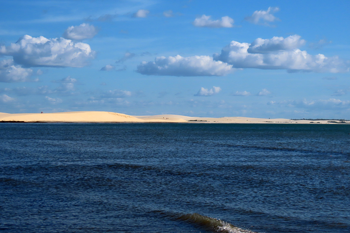 Praia principal de Jericoacoara, no Ceará, na maré baixa.
