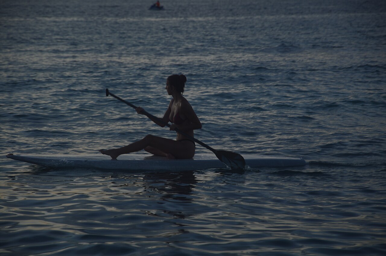 Passeio de barco no mar das Maldivas.