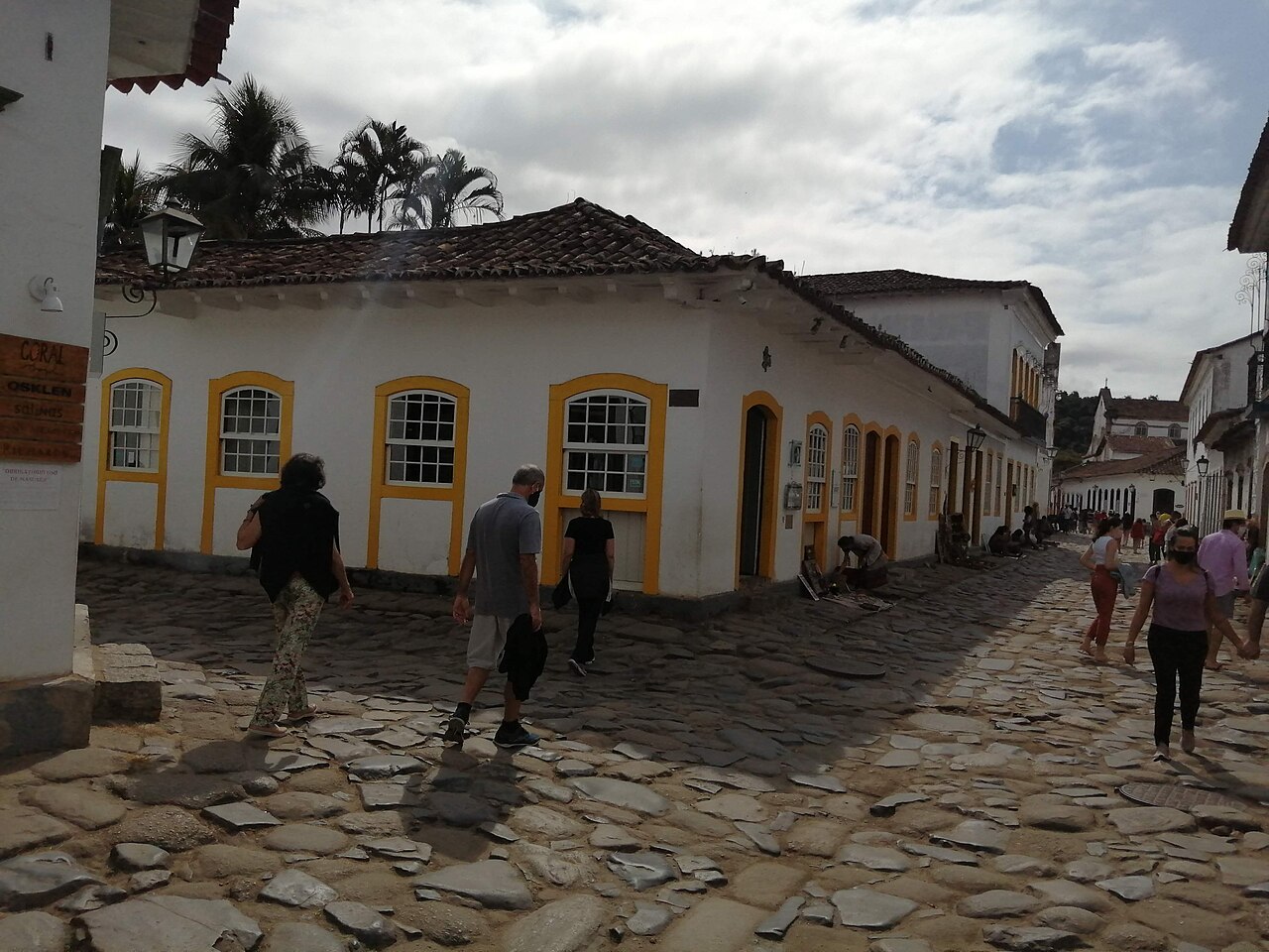 Rua e casarões do Centro Histórico de Paraty.