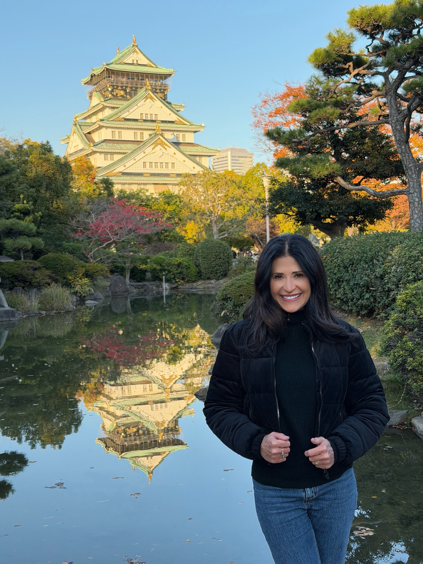 Patty Leone diante de um castelo e jardim