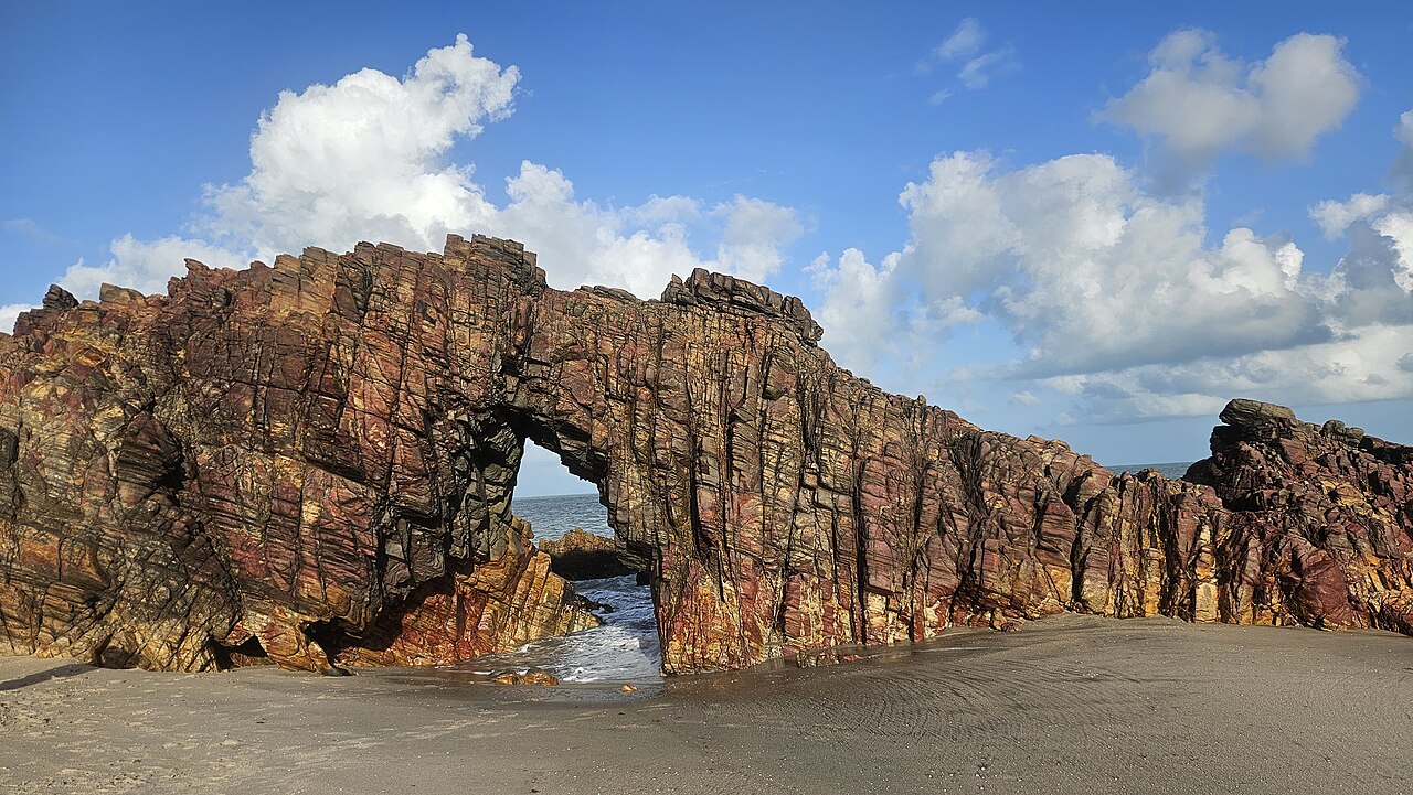 Pedra Furada, formação natural de Jericoacoara, Ceará, em fotografia de arquivo de 2026.