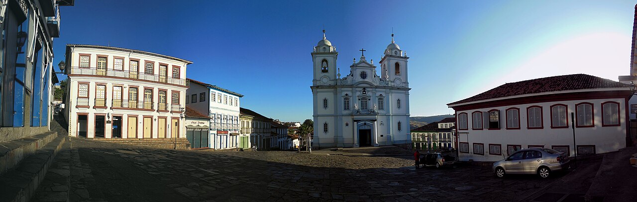 Diamantina, ponto de partida da Trilha Verde da Maria Fumaça, com catedral e casarões históricos.