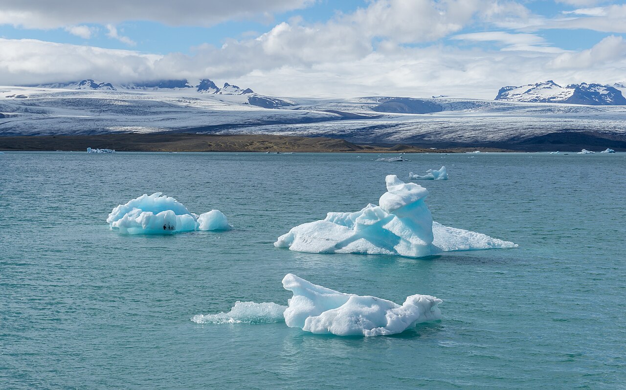 Icebergs na lagoa glacial de Jökulsárlón, na Islândia.