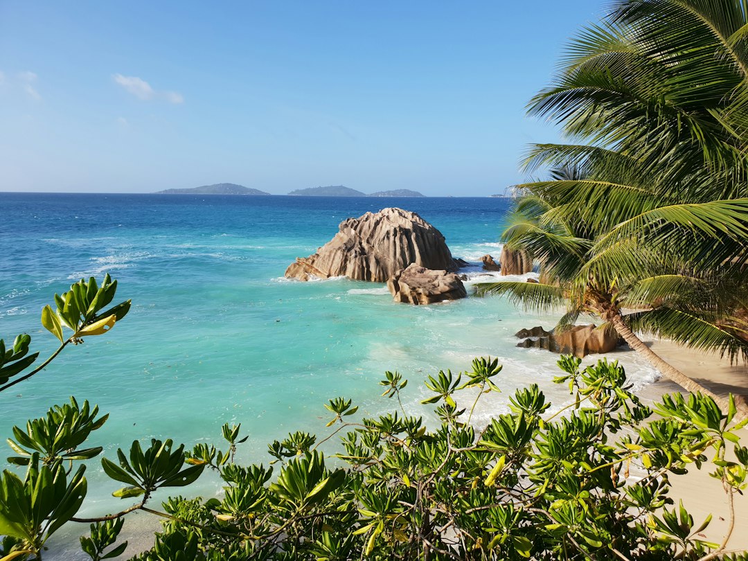 Rochas de granito e mar em La Digue, Seychelles
