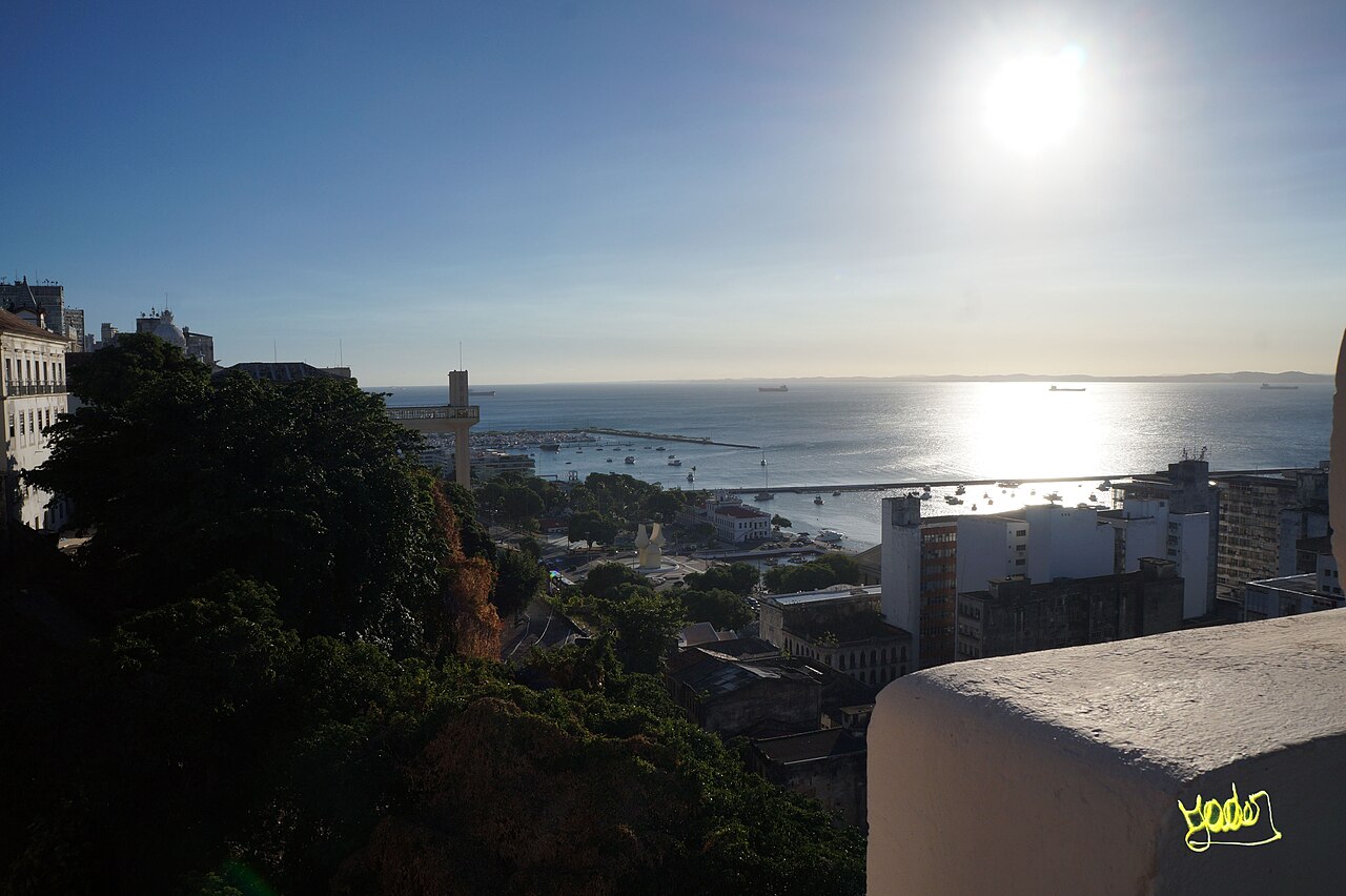 Vista do Comércio, do Elevador Lacerda e da baía em Salvador.