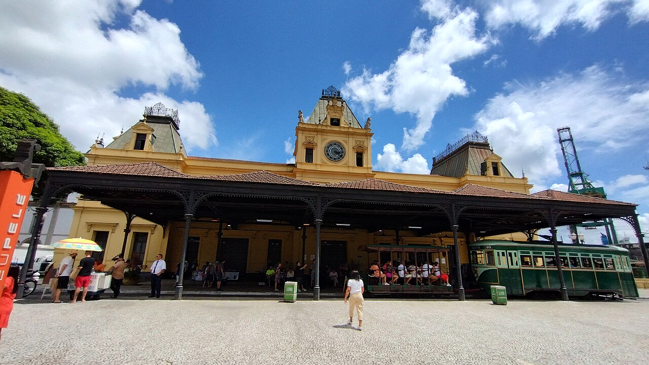 Bonde turístico diante da Estação do Valongo, em Santos.
