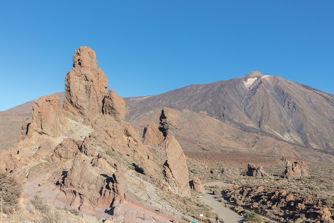 Vulcão Teide e formações rochosas em Tenerife.