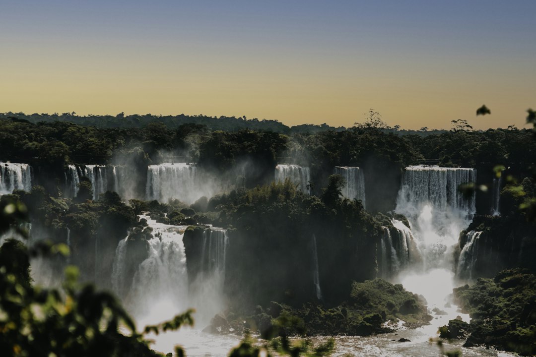 Cataratas do Iguaçu, imagem ilustrativa do destino; não retrata o Mercado Barrageiro.