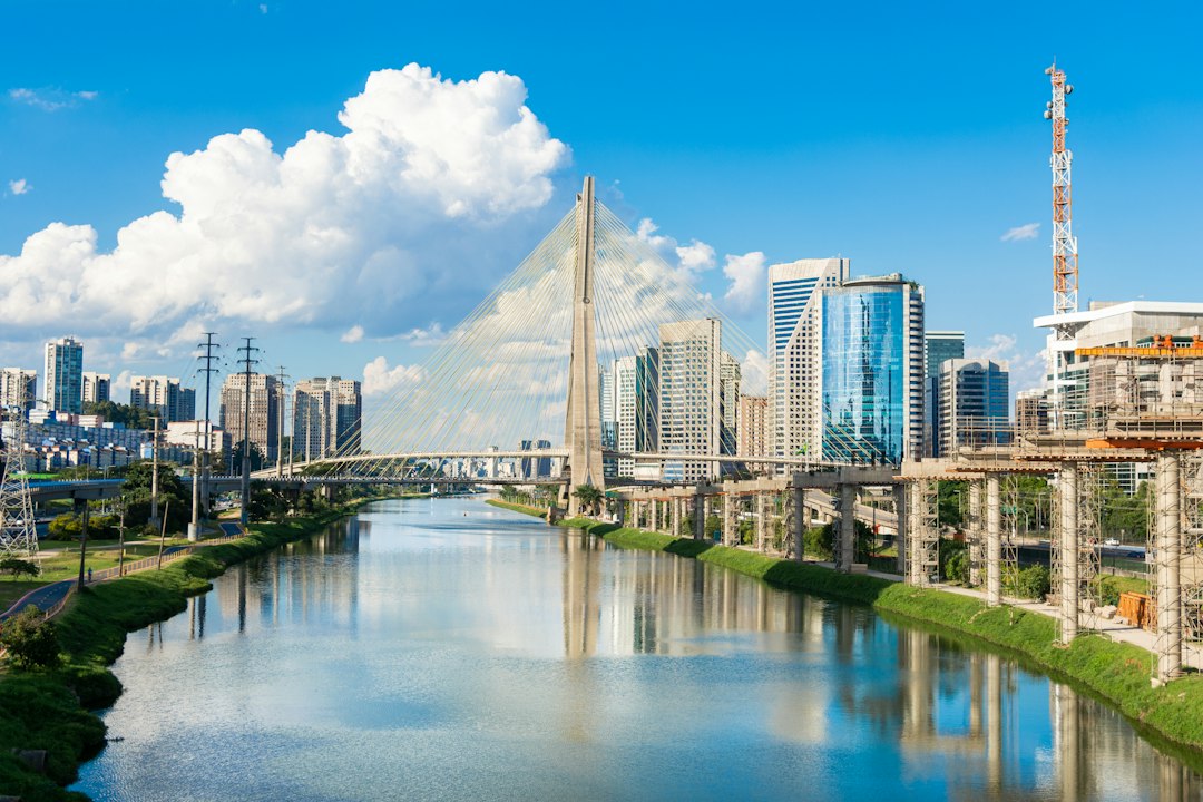 Ponte Estaiada em São Paulo, imagem ilustrativa do destino; não retrata o Grande Prêmio.