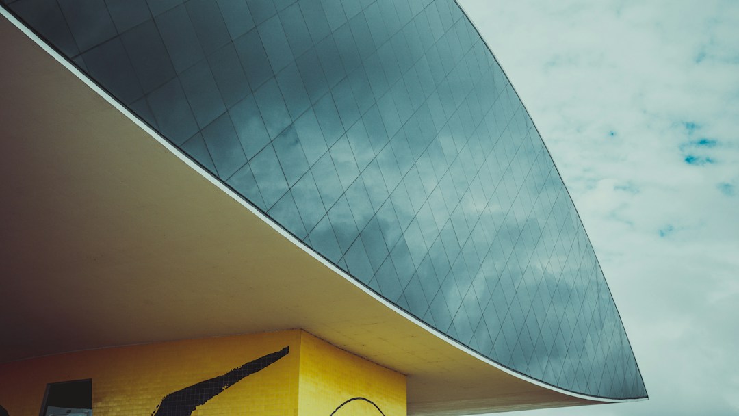 Museu Oscar Niemeyer em Curitiba; imagem ilustrativa do destino, não é local anunciado dos shows do Festival Manouche.