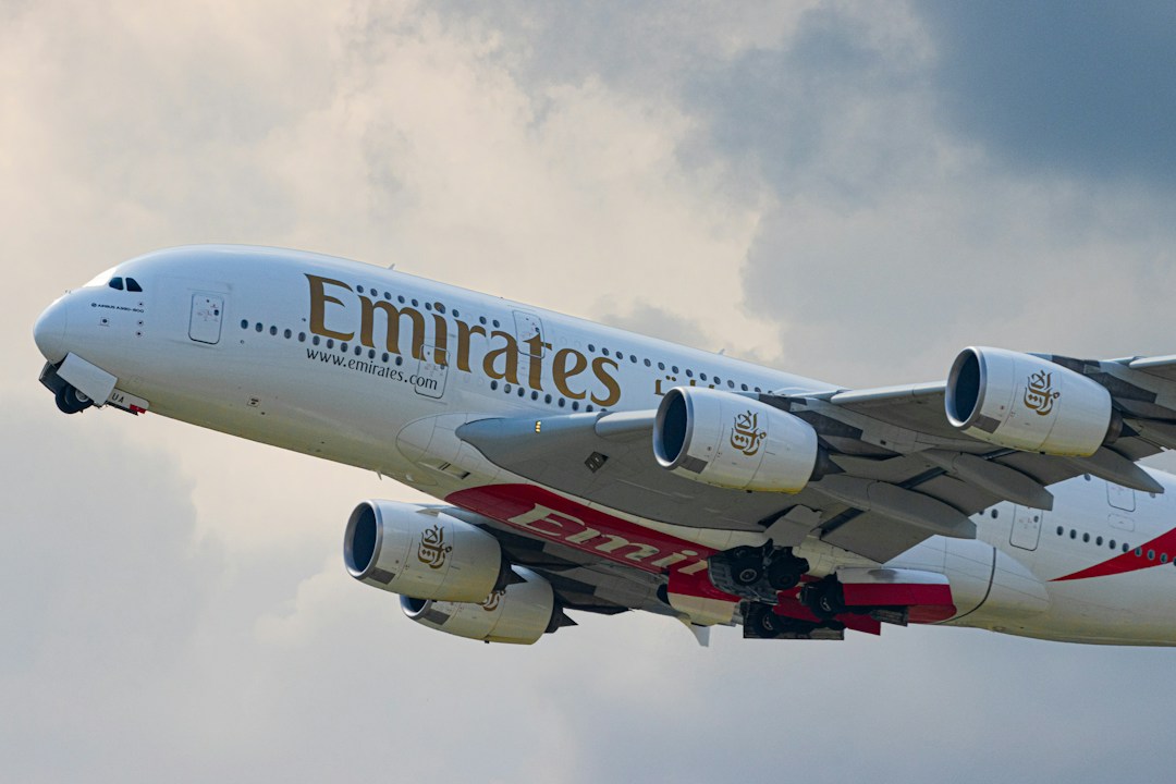 Aeronave da Emirates em voo; fotografia ilustrativa de arquivo, não documenta a rota Dubai–Durban.